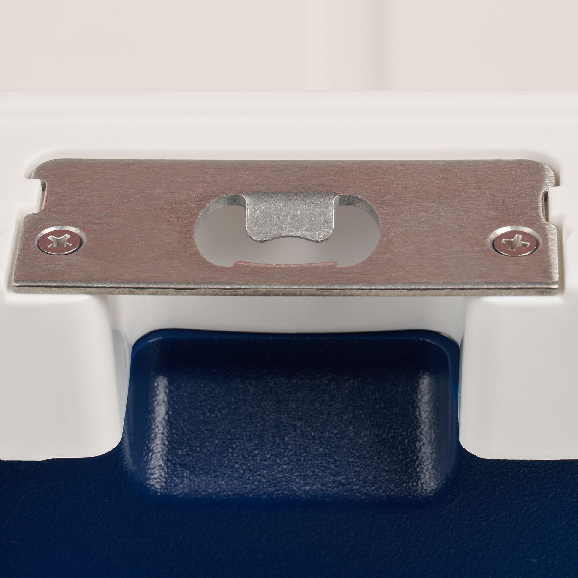 trailmate-75-qt-roller-cooler-q3 00035111-BO.jpg