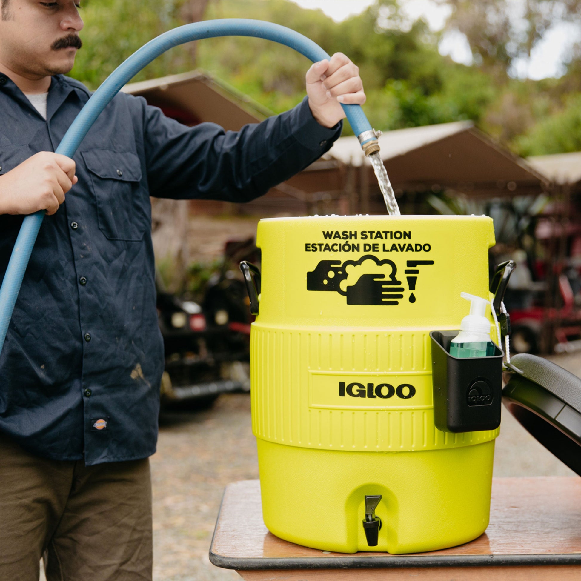 5-gallon-handwash-station-o8 00042260_lifestyle1.jpg