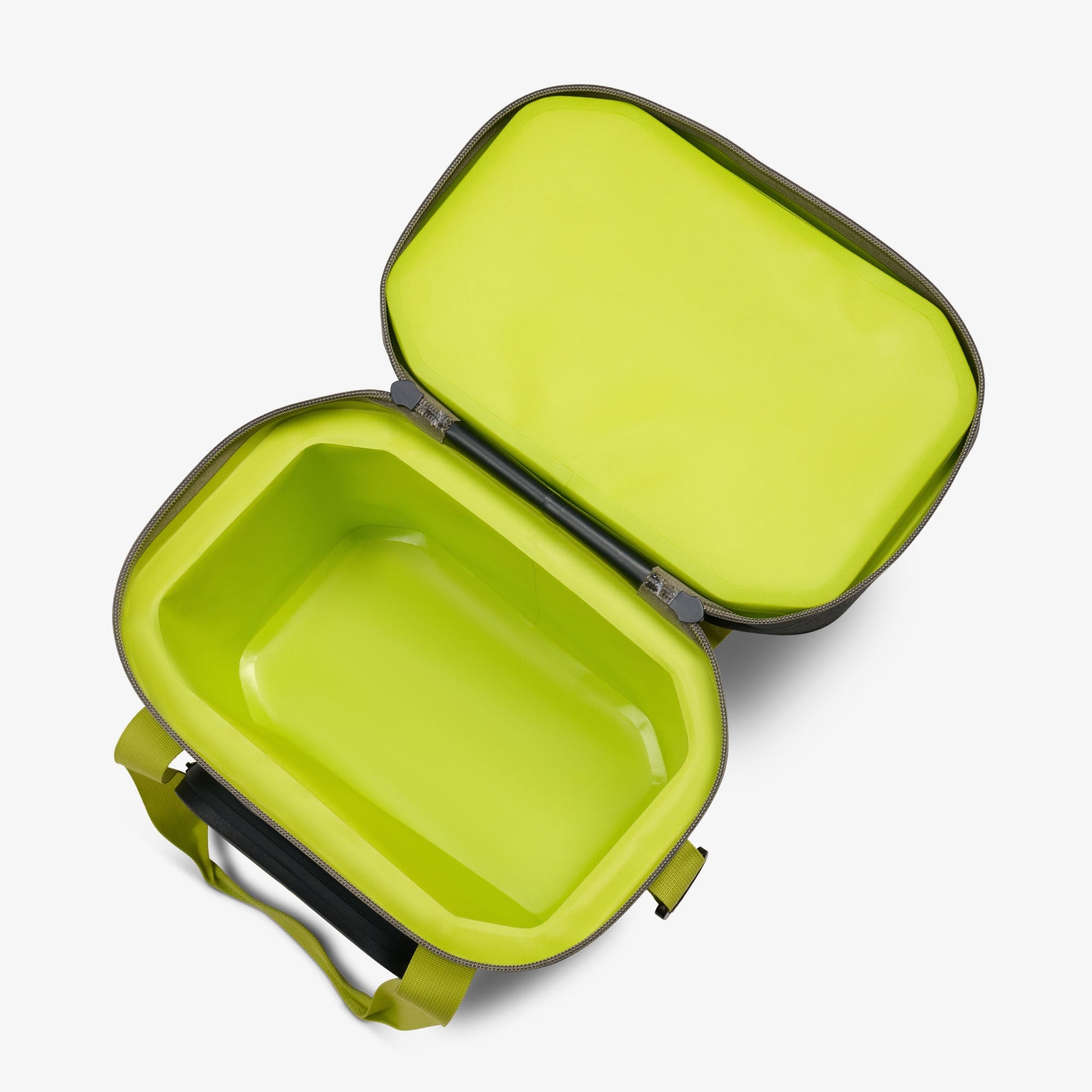 trailmate-18-can-cooler-bag-d0 00066772-O2.jpg